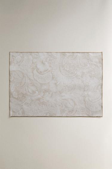 PAISLEY PRINT RESIN-COATED PLACEMAT - بيج فاتح الخاص بـ Zara