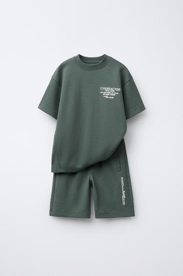 Zaras INTERLOCK-SET MED T-SHIRT OCH BERMUDASHORTS - Mörkgrön