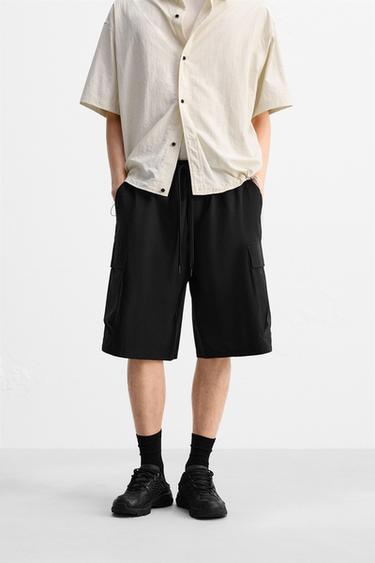 ワイドレッグ カーゴバミューダパンツブラックZaraのワイドレッグ カーゴバミューダパンツ - ブラック