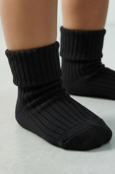 НАБОР ИЗ ЧЕТЫРЕХ ПАР НОСКОВ В КОРОБКЕ — СЕРЫЙ от Zara