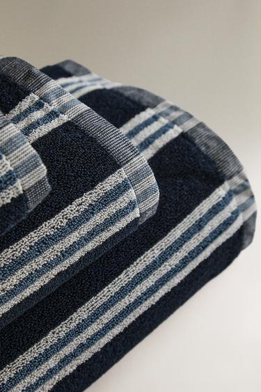 SERVIETTE DE BAIN RAYURES IRRÉGULIÈRES - Bleus de Zara - Image 1