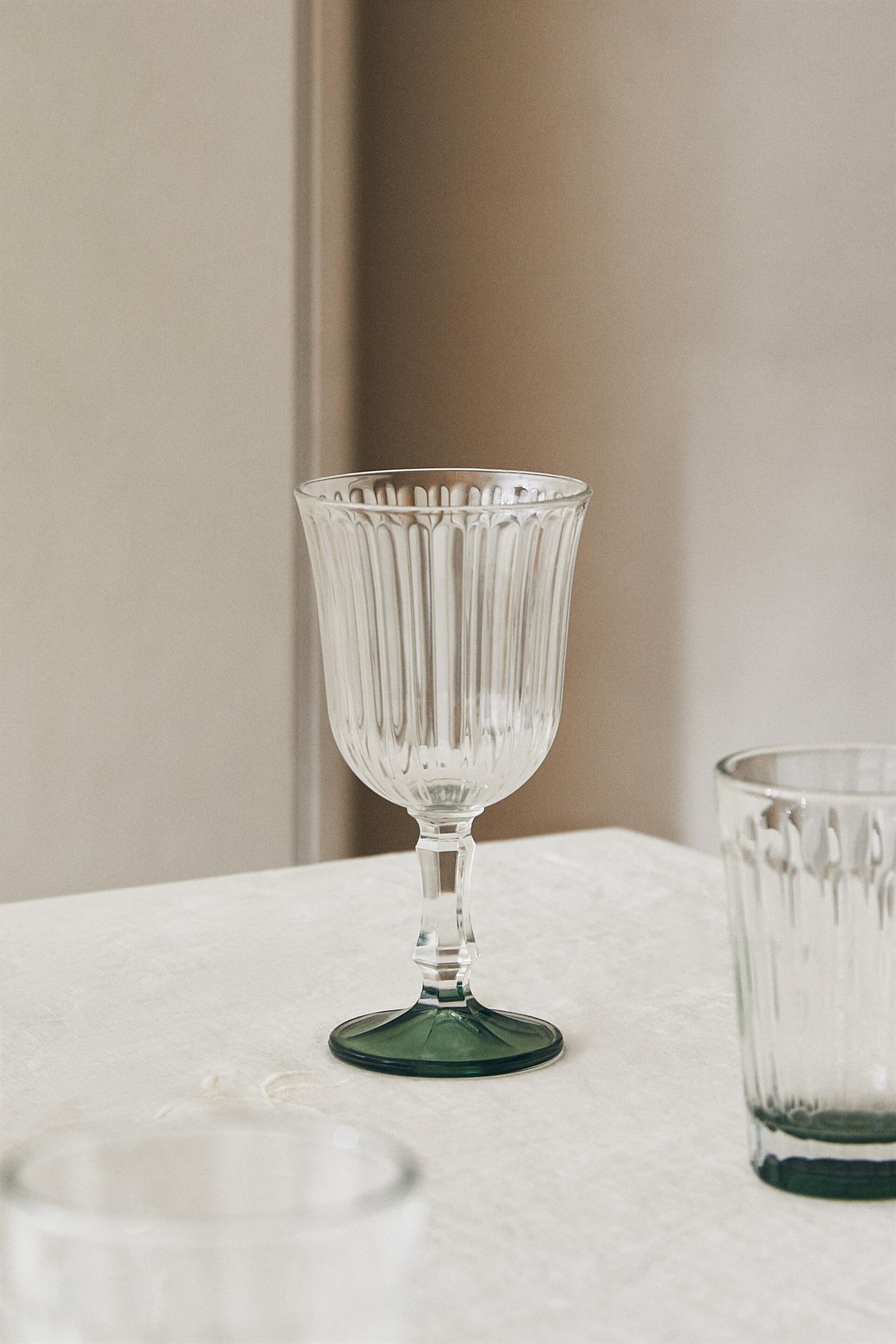 RAISED WINE GLASS WITH A COLORED BASE