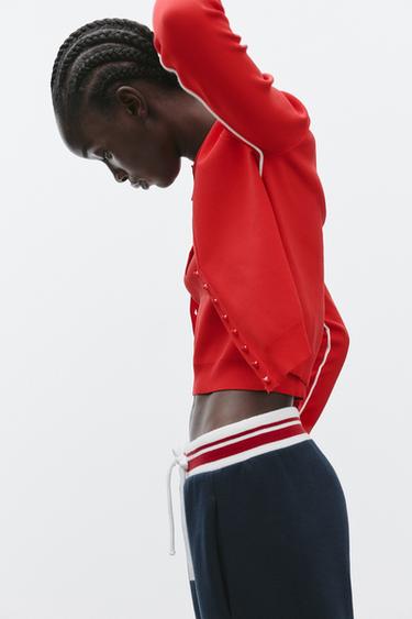 GILET EN MAILLE À LISERÉS LATÉRAUX - Rouge de Zara - Image 2