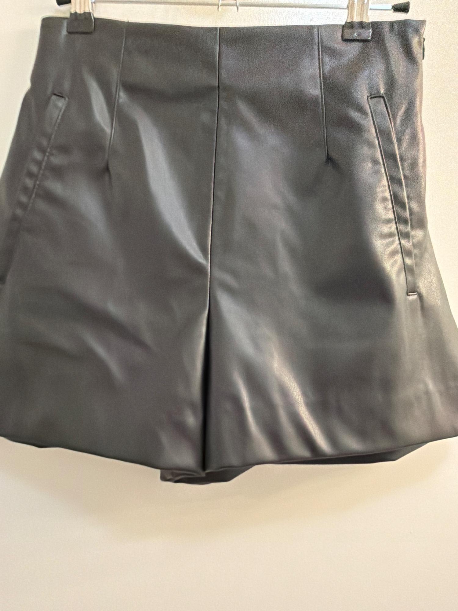 FAUX LEATHER SHORTS WITH A HIGH WAIST SECOND HAND | Zara Preowned