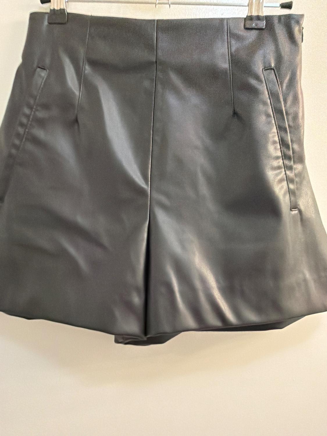 FAUX LEATHER SHORTS WITH A HIGH WAIST - Image 3
