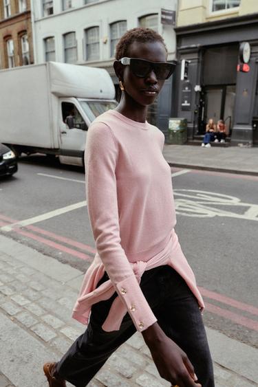 PULL EN MAILLE AVEC BOUTONS FLEUR - Rose moyen de Zara - Image 1