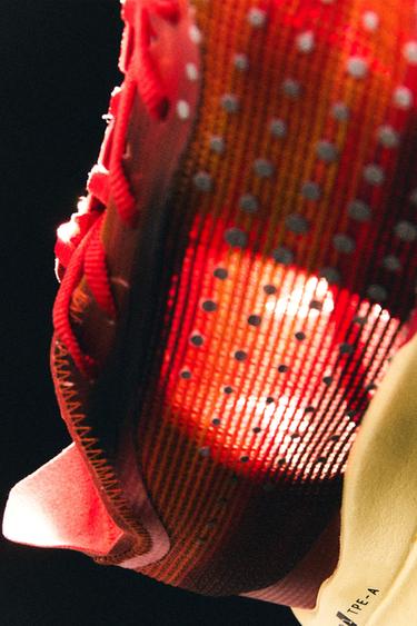 حذاء ماراثون - برتقالي الخاص بـ Zara