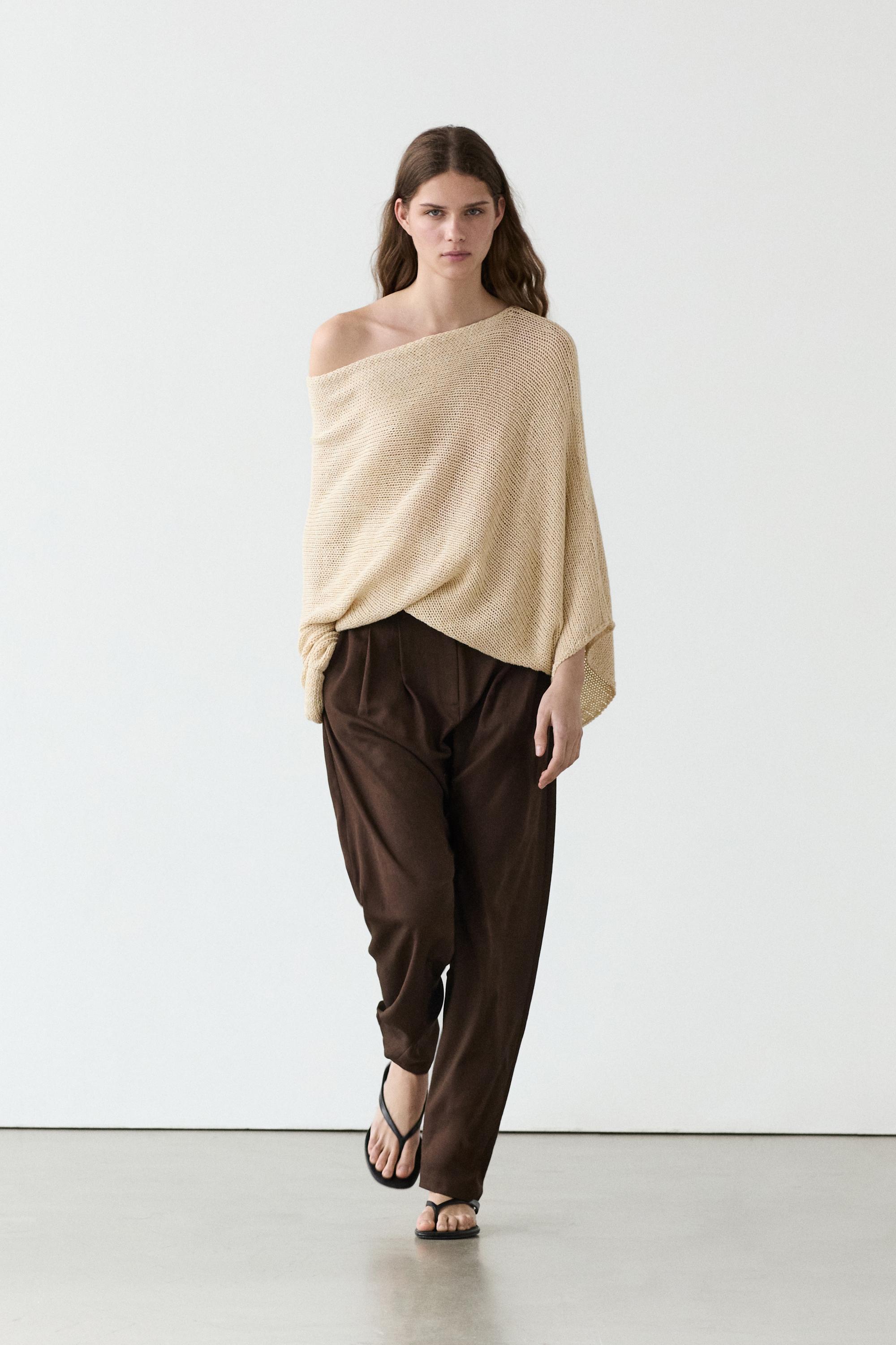 Baggy trousers with pleated details — Brown