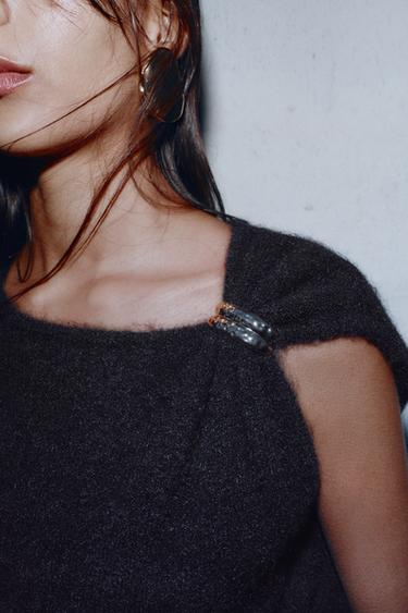 SLEEVELESS KNIT JUMPER WITH BROOCH - Black by Zara