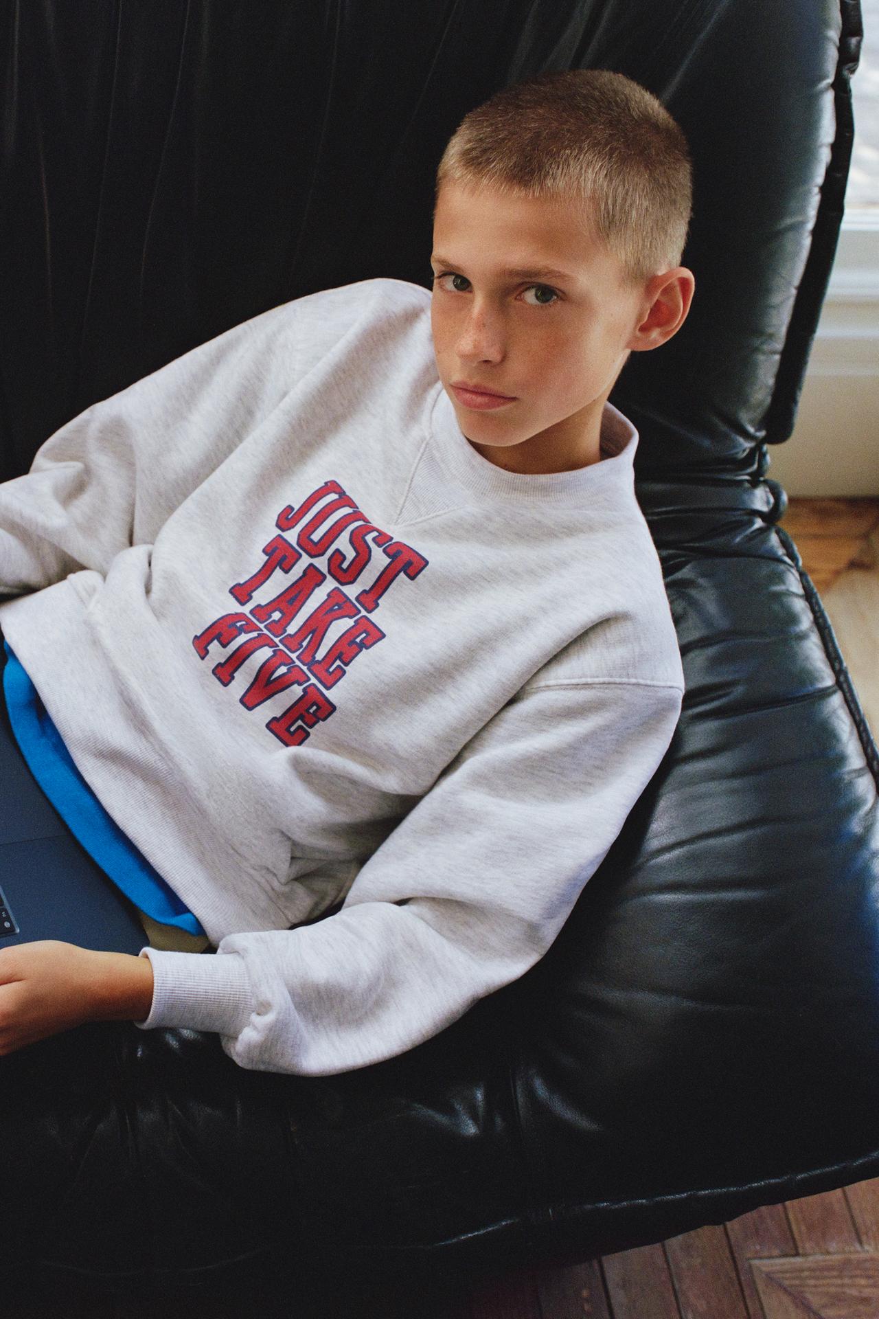 VARSITY TEXT PRINT SWEATSHIRT — Gray marl