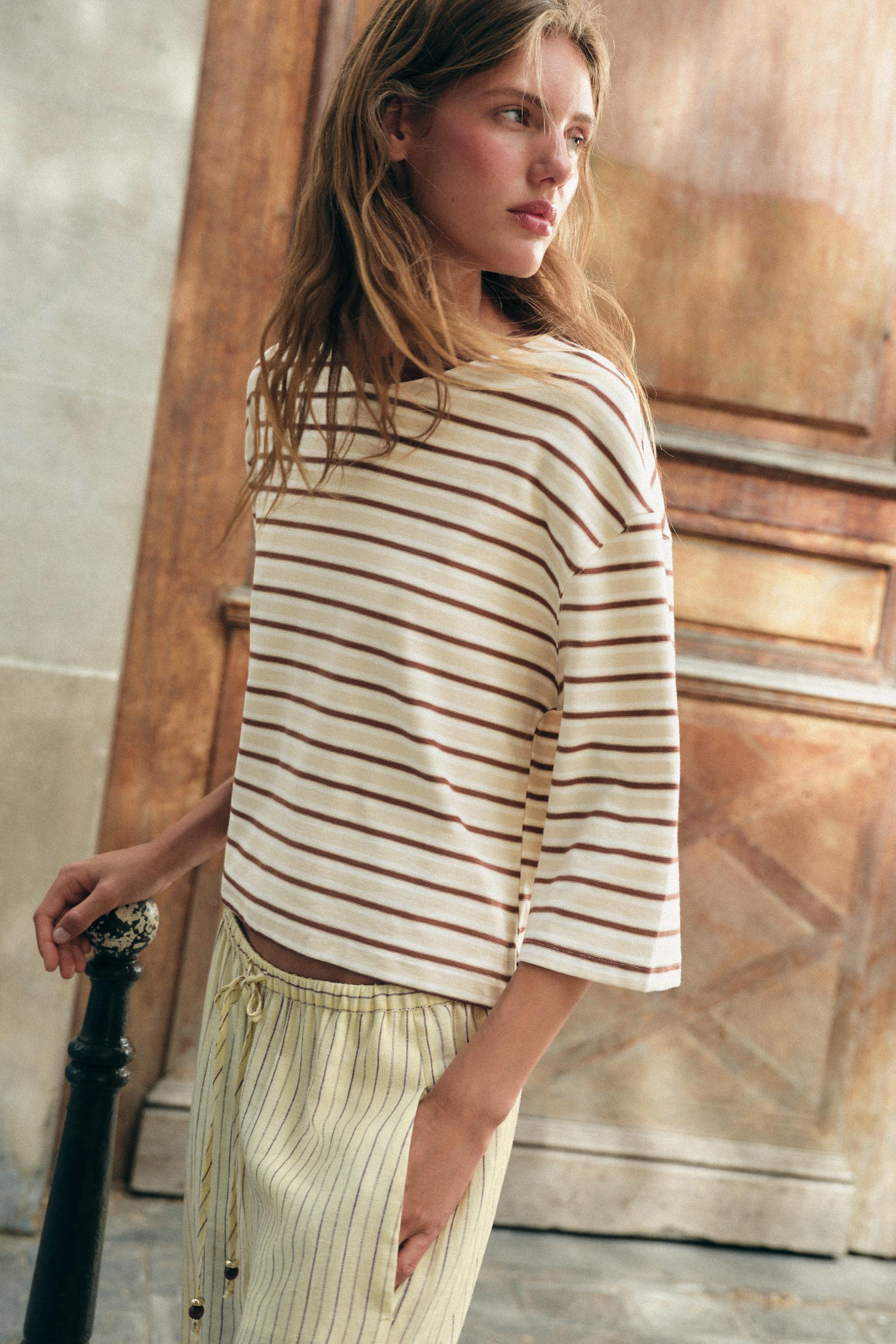 CONTRAST STRIPE T-SHIRT