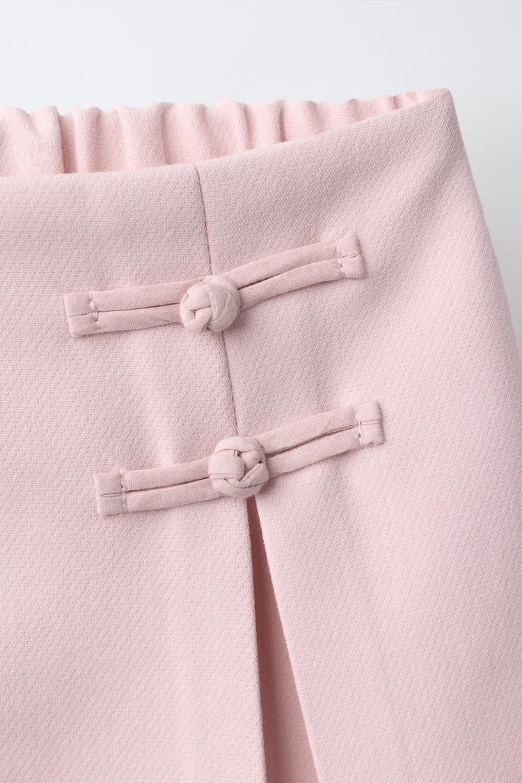 Pantalón corto con falda y cierre de botones 3