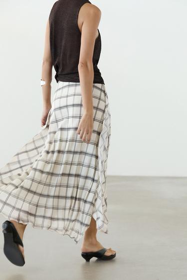 Falda midi asimétrica detalle cuadros - Blanco de Zara