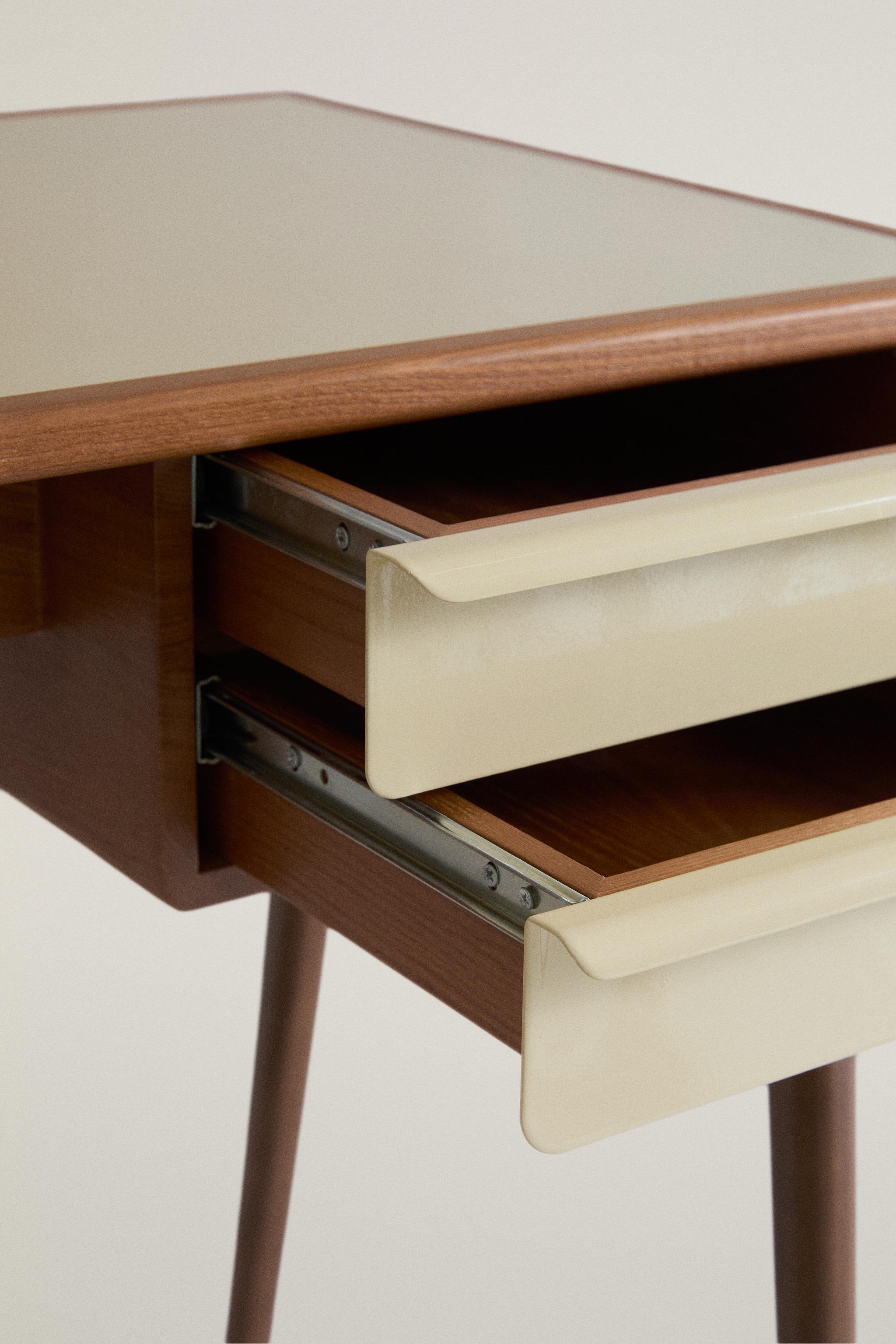 KIDS’ DESK WITH DRAWERS