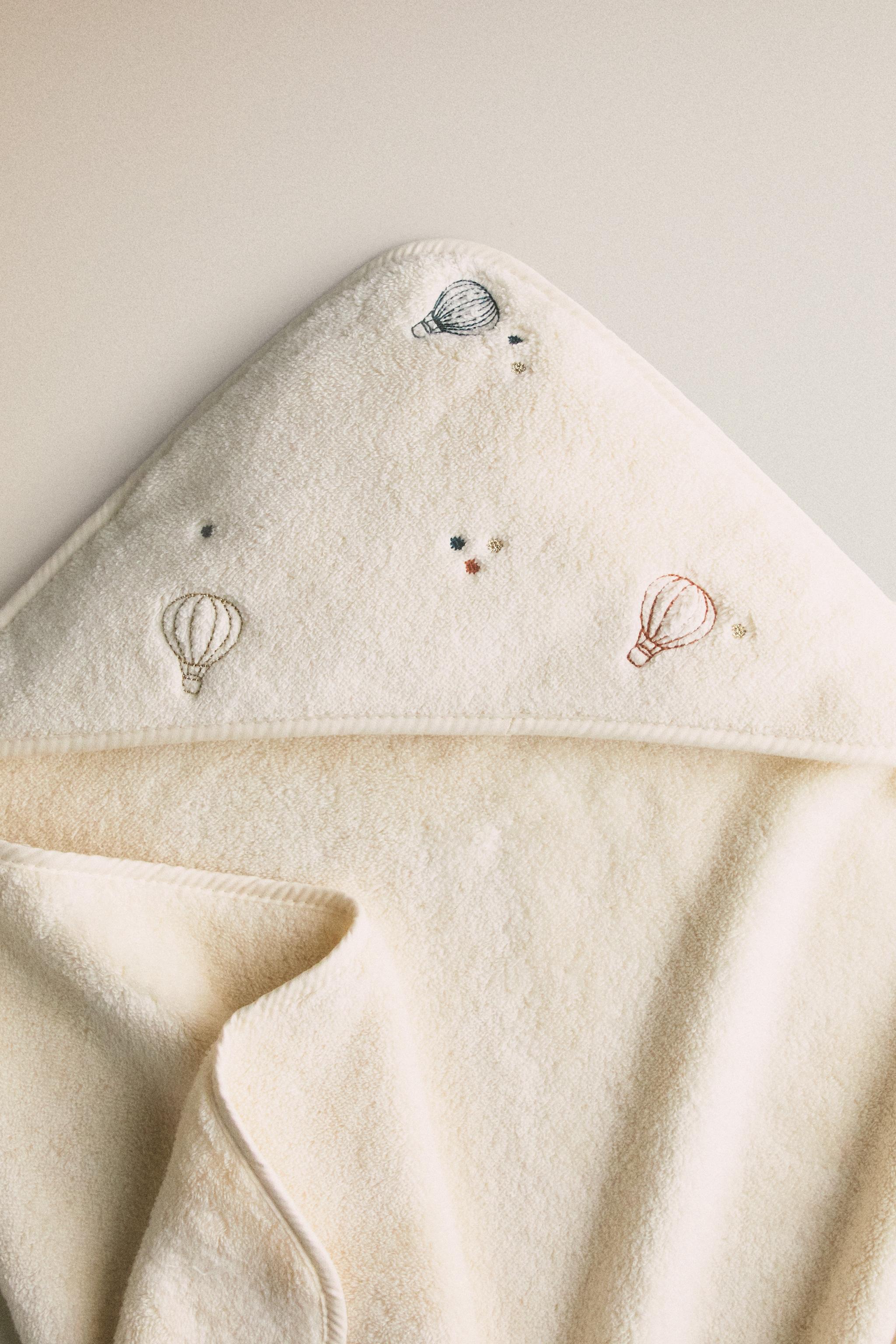 HOT AIR BALLOON HOODED BABY TOWEL — Light beige