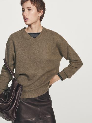Jersey punto oversize cuello pico - Tostado de Zara