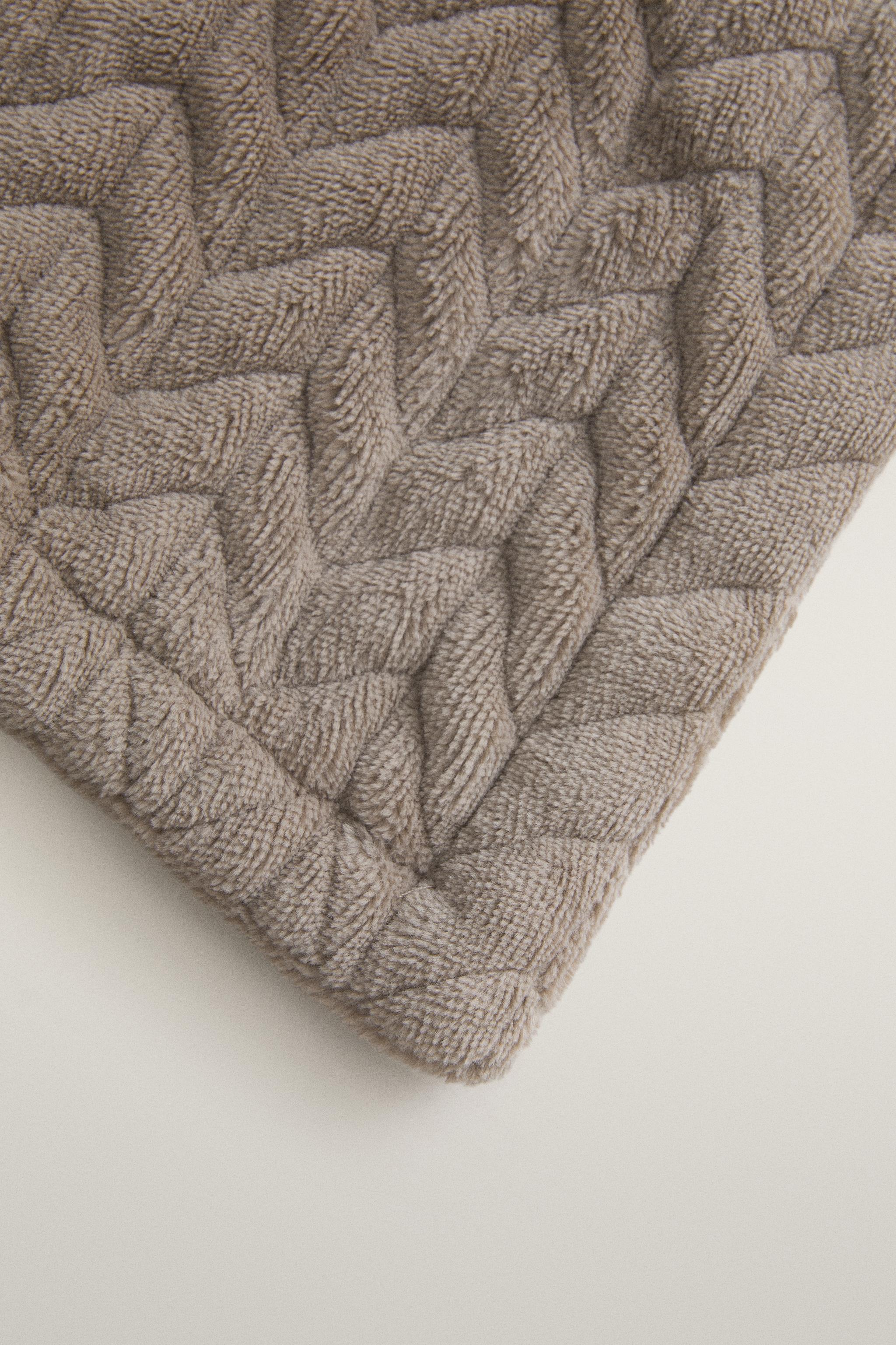 TEXTURED FLEECE BLANKET