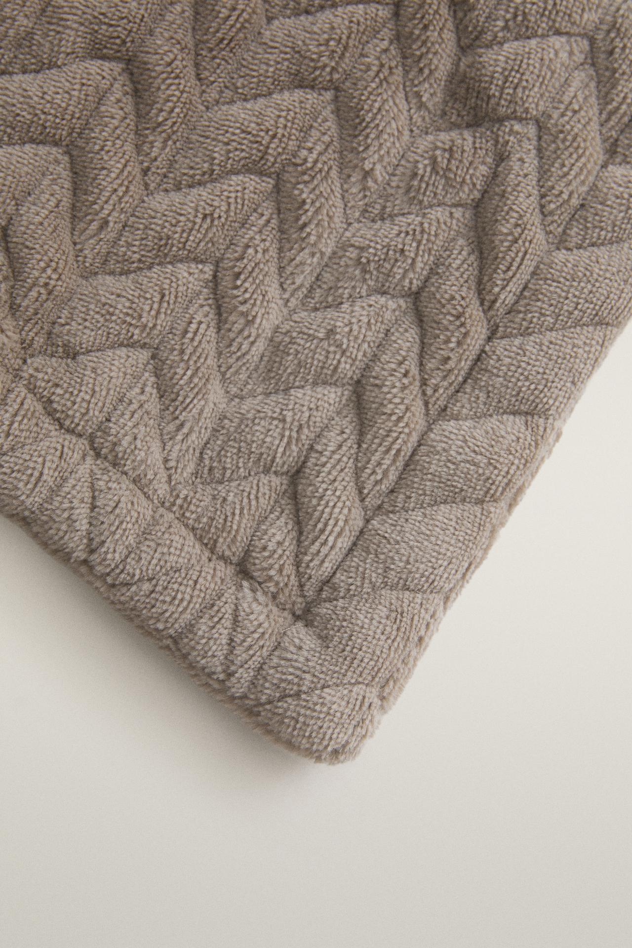 TEXTURED FLEECE BLANKET — Brown / Taupe