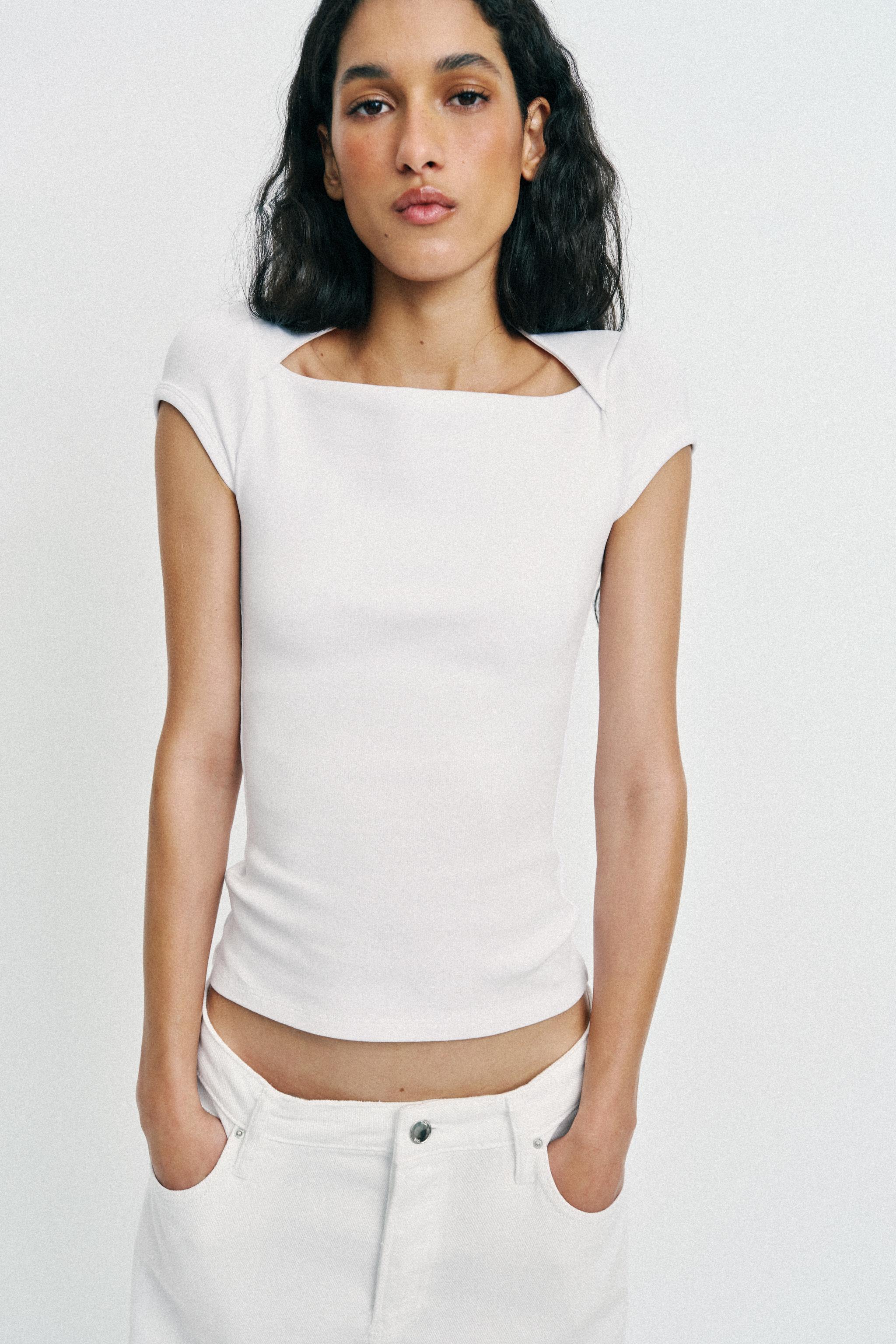 T-SHIRT À ENCOLURE CARRÉE