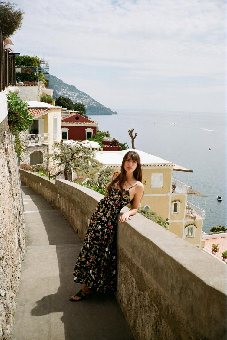 カットワーク刺繍入りプリント柄ミディ丈ワンピース - レッド/ブラック  