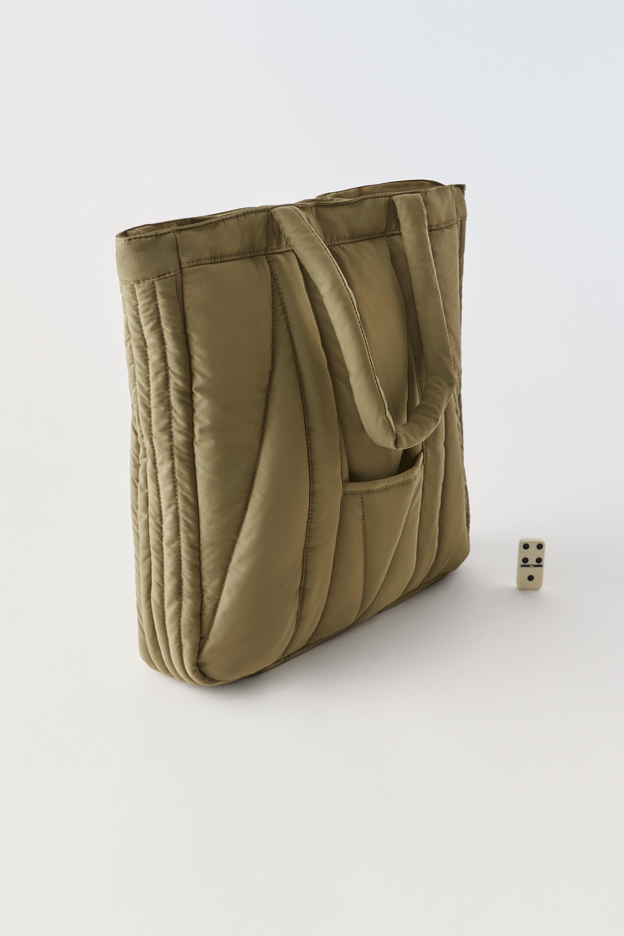 El bolso acolchado (que Zara tiene en todas sus versiones) es el