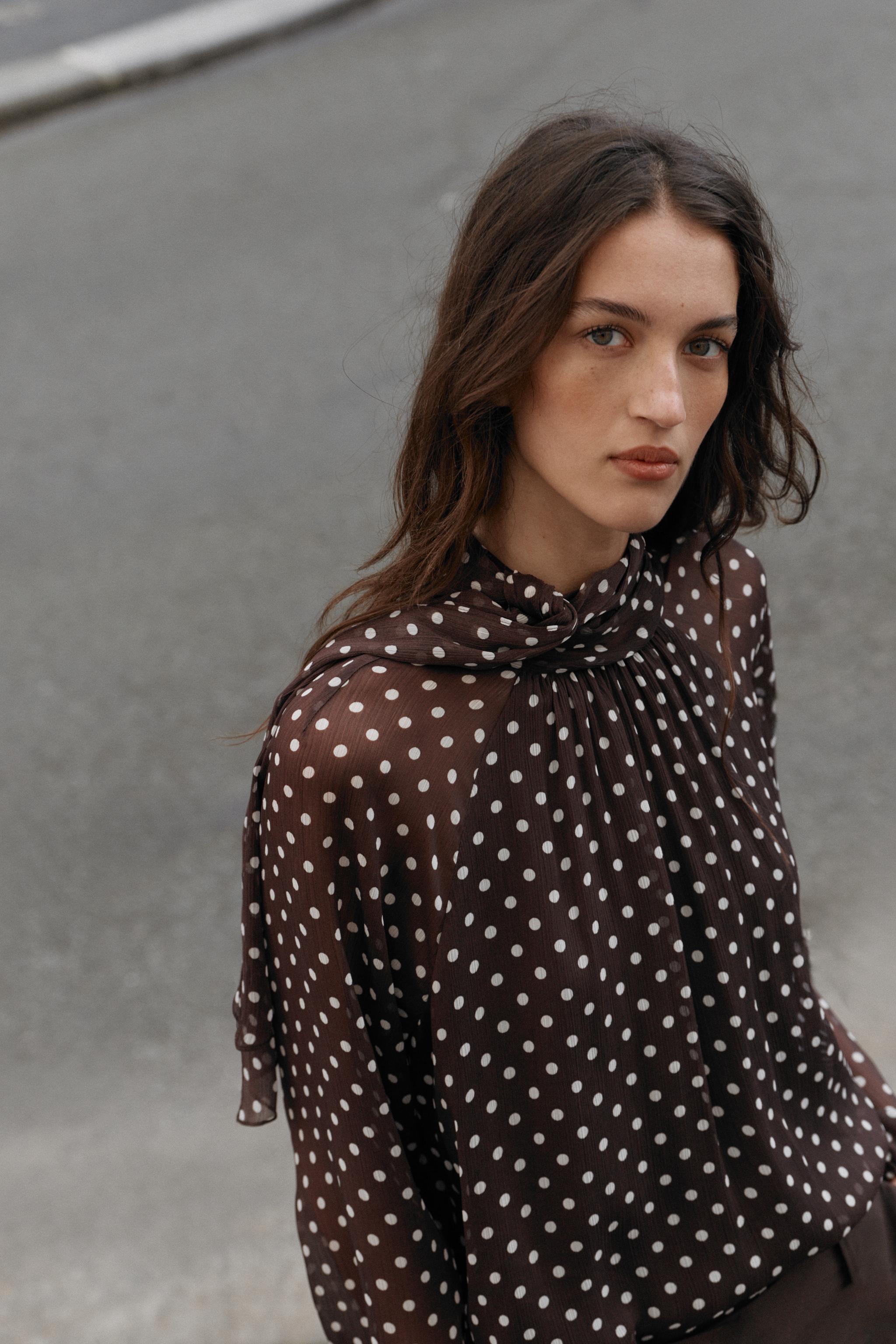 リボン付きドットプリントブラウス - ブラウン/ホワイト | ZARA Japan