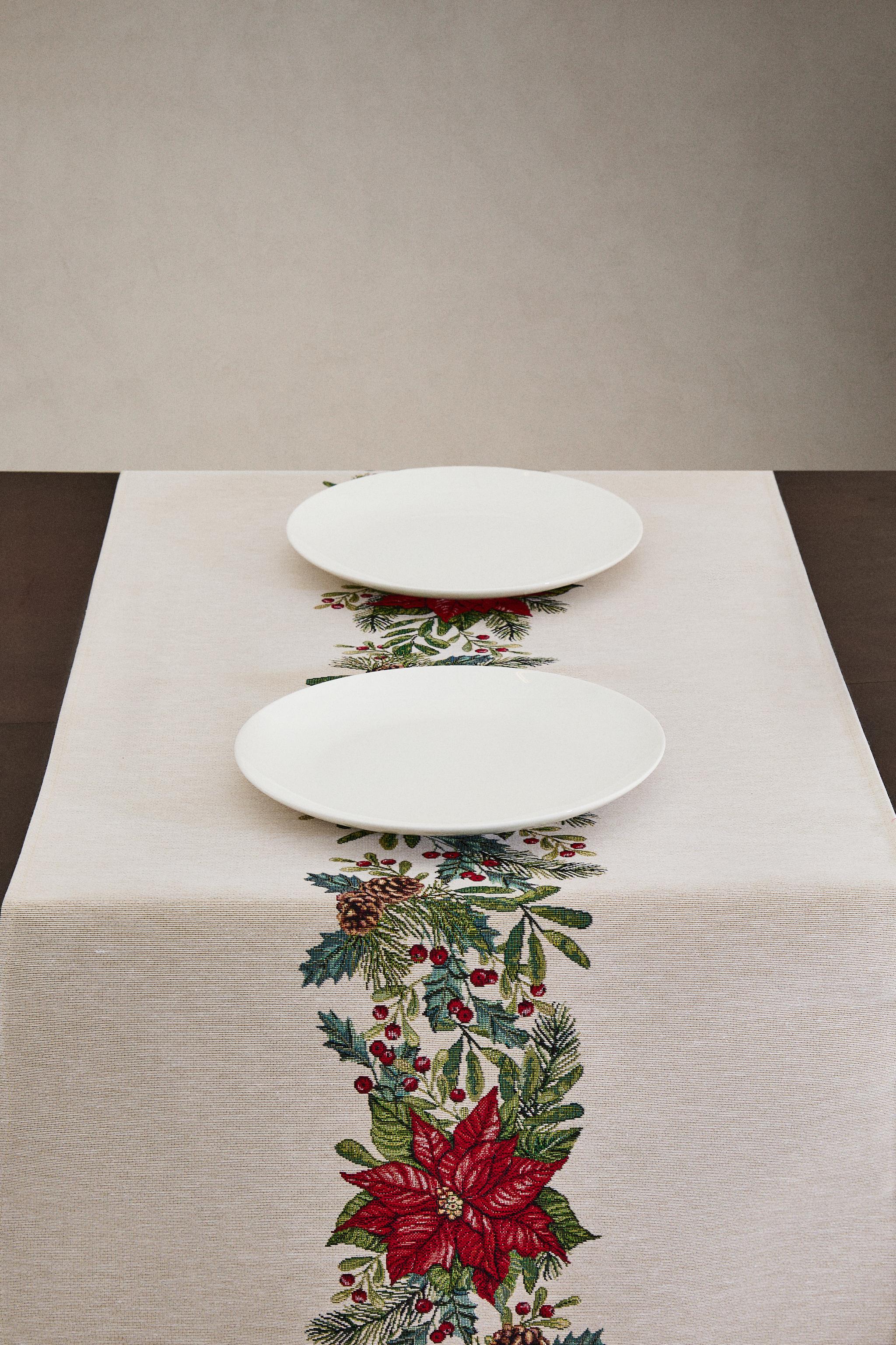 CHRISTMAS JACQUARD HOLLY TABLE RUNNER