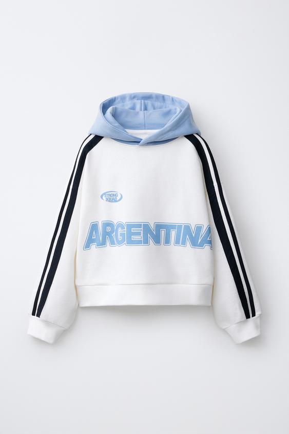 سويت شيرت بغطاء رأس وطبعة ARGENTINA - أبيض مكسور الخاص بـ Zara - صورة 0