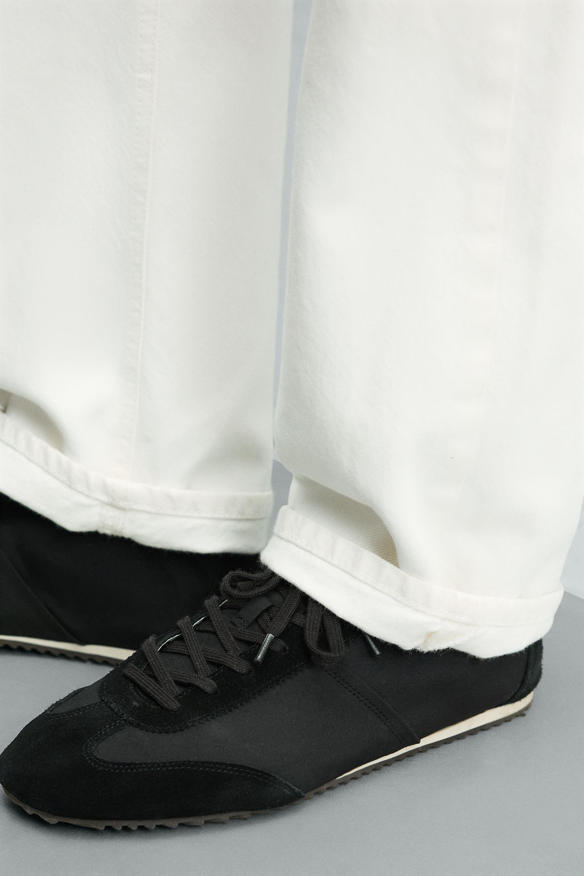 RETRO-STYLE SNEAKERS