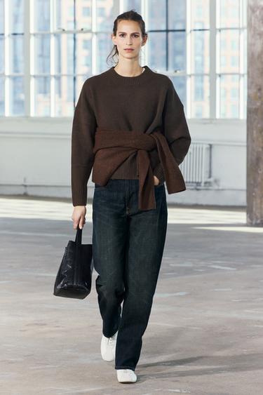 JEMNÝ HLADKÝ SVETR - Hnědá od Zara