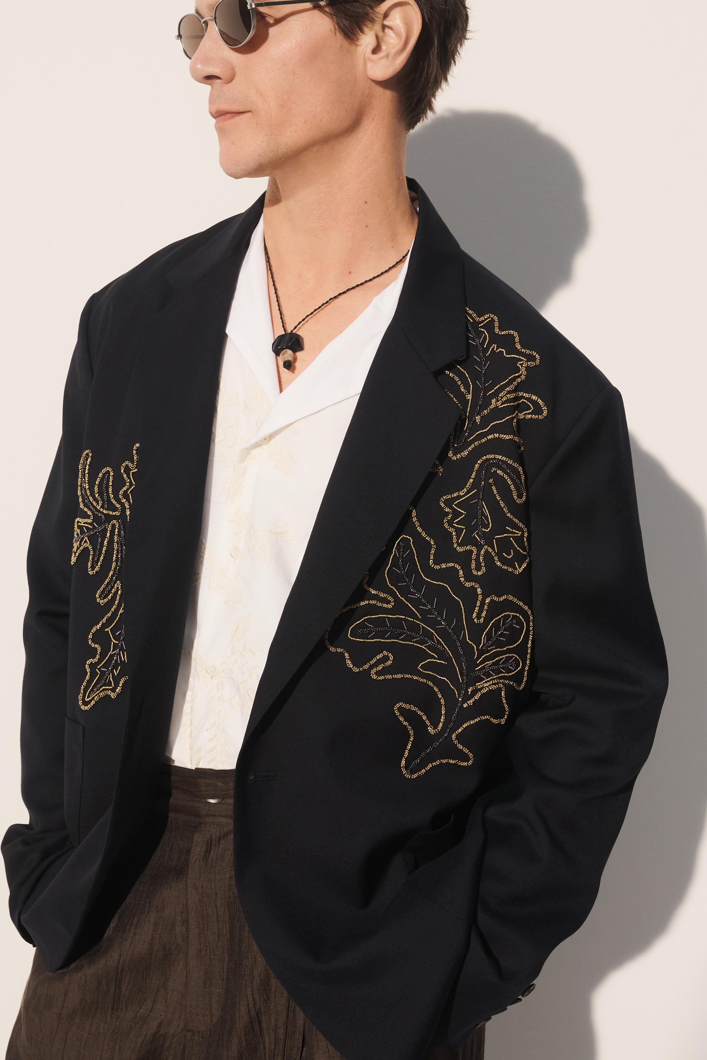 RELAXED FIT CONTRAST EMBROIDERED BLAZER