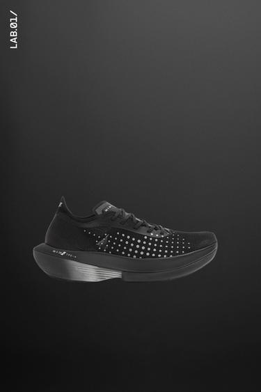 LONG-DISTANCE RUNNING TRAINERS - Black by Zara