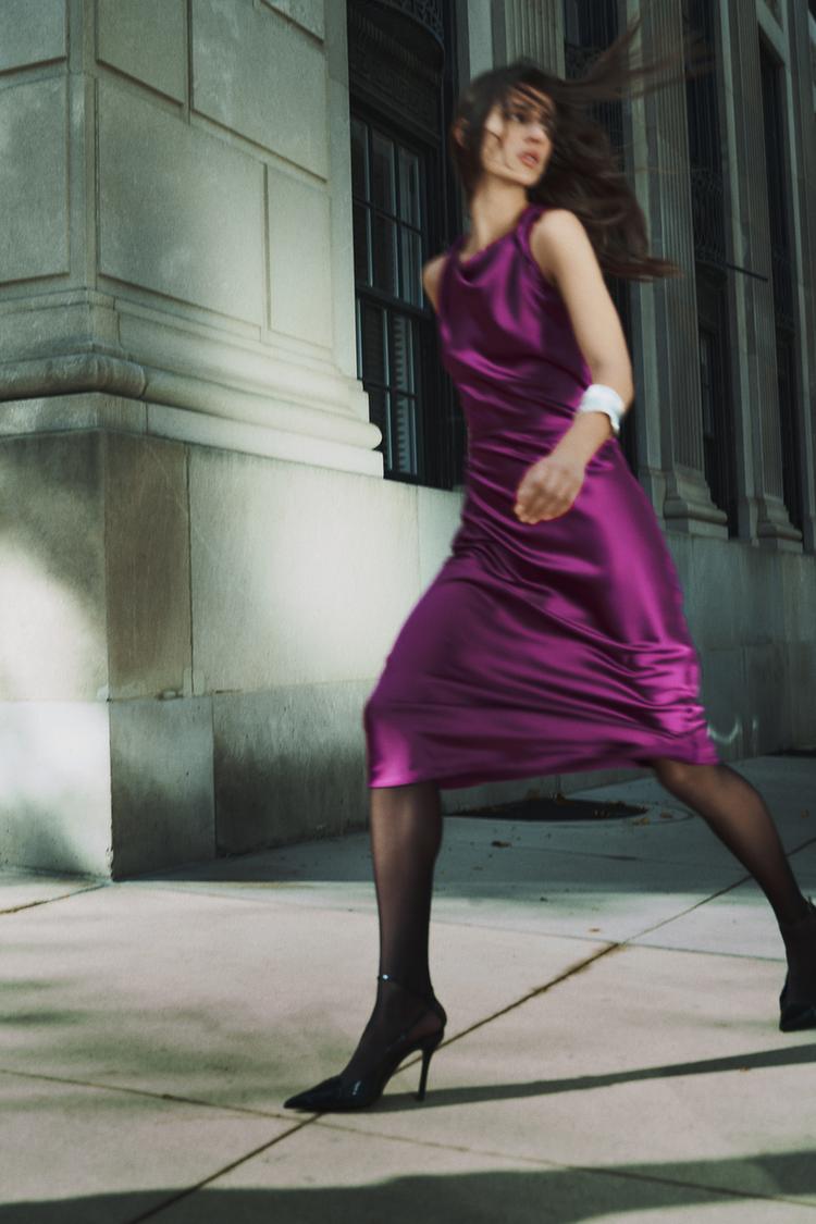 Sariq qaynona dushda kuyovining xorozini silkitadi Sariq qaynona dushda kuyovining xorozini silkitadi