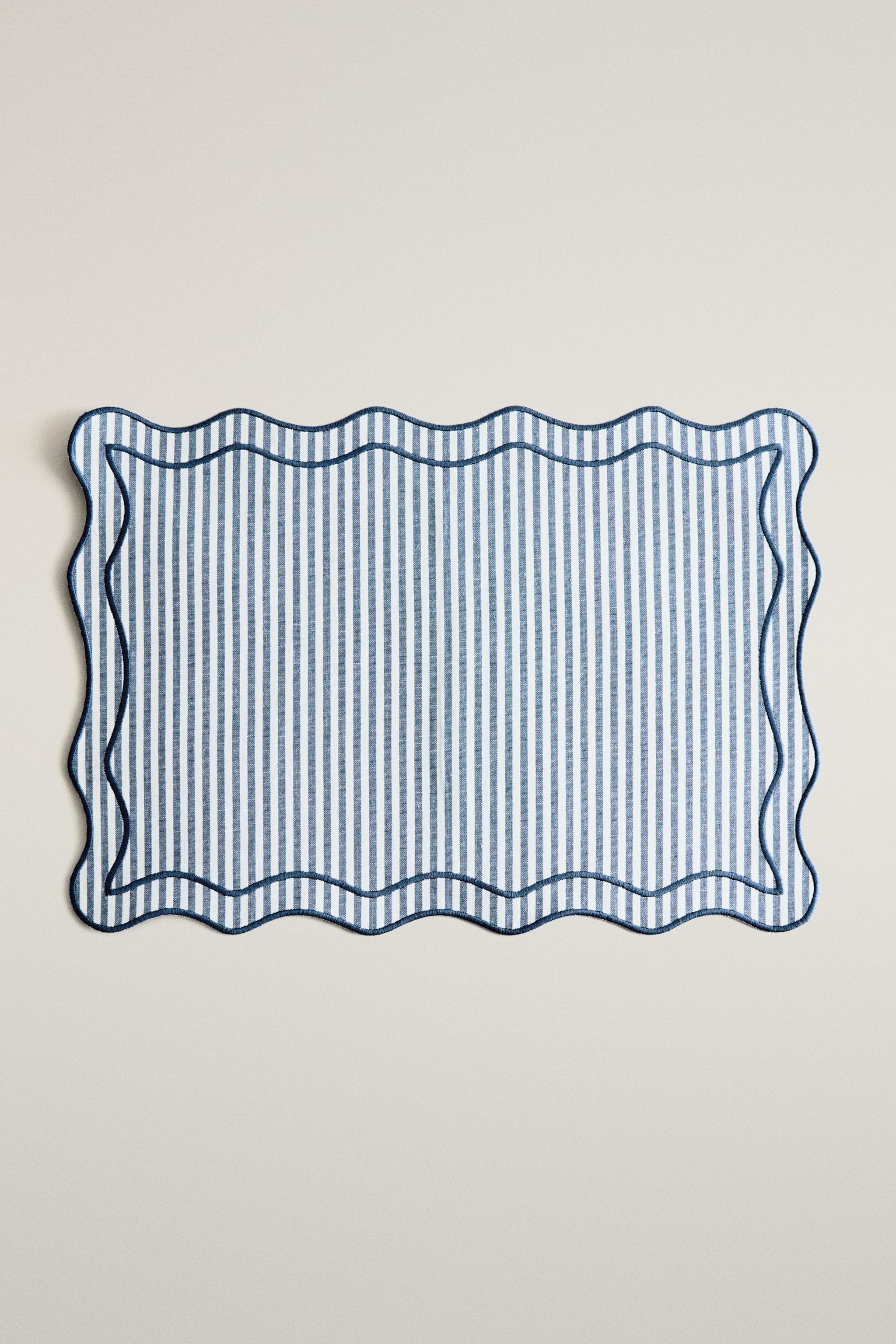 STRIPED SCALLOPED PLACEMAT