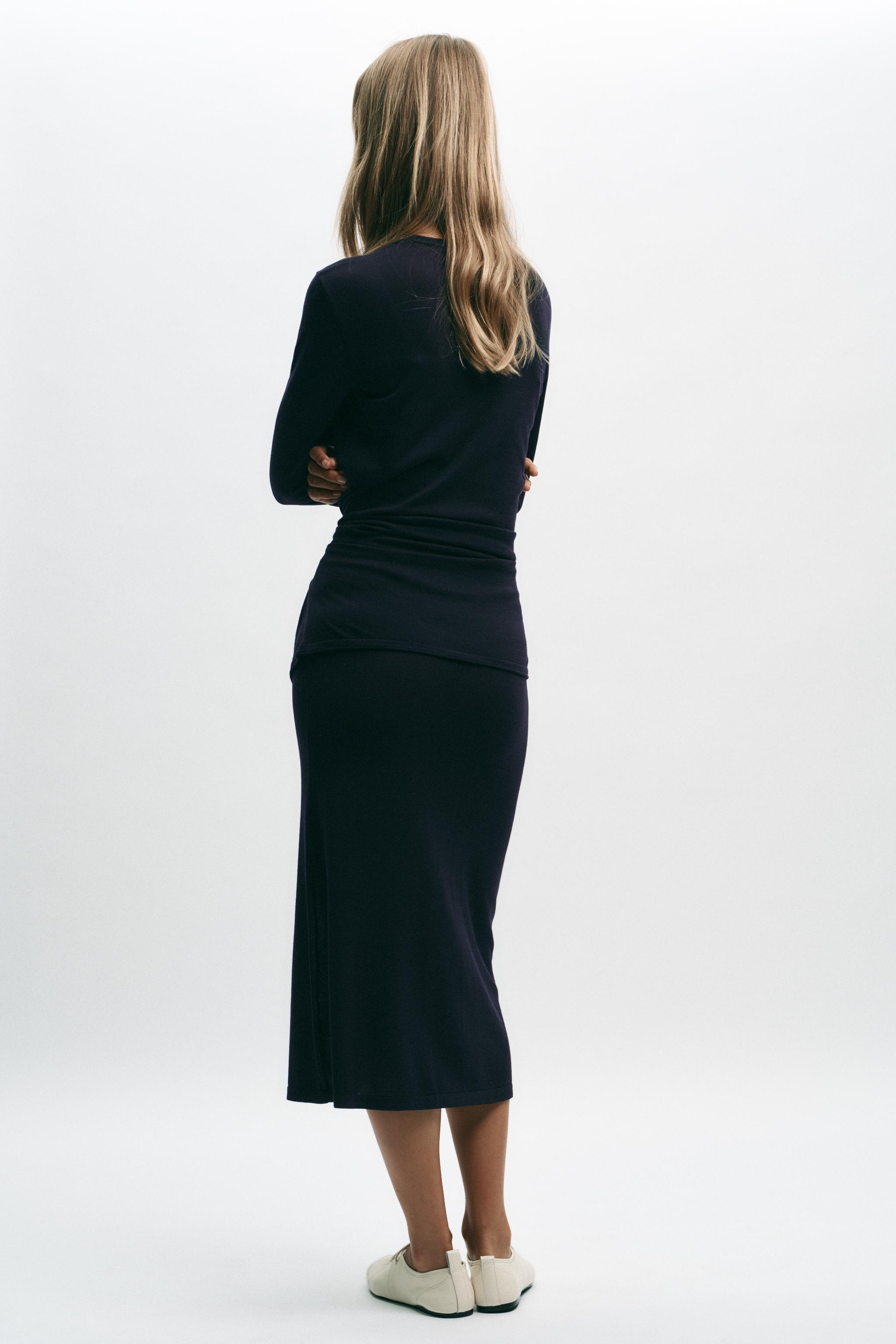 フェラガモ　ネイビー　ニットスカート ミディ丈スムースニットスカート - ネイビーブルー | ZARA Japan