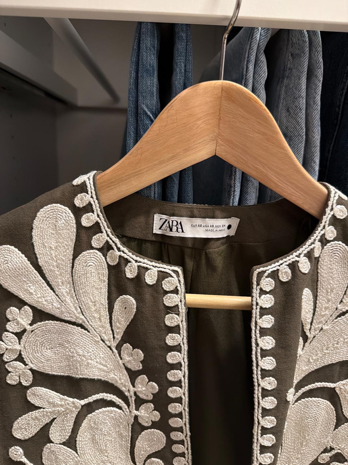 WAISTCOAT WITH CONTRAST EMBROIDERY - Image 2