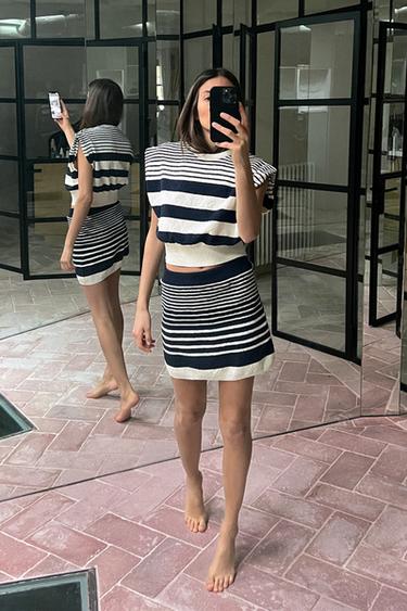 JUPE COURTE EN MAILLE COUPÉE - Bleu / Blanc de Zara