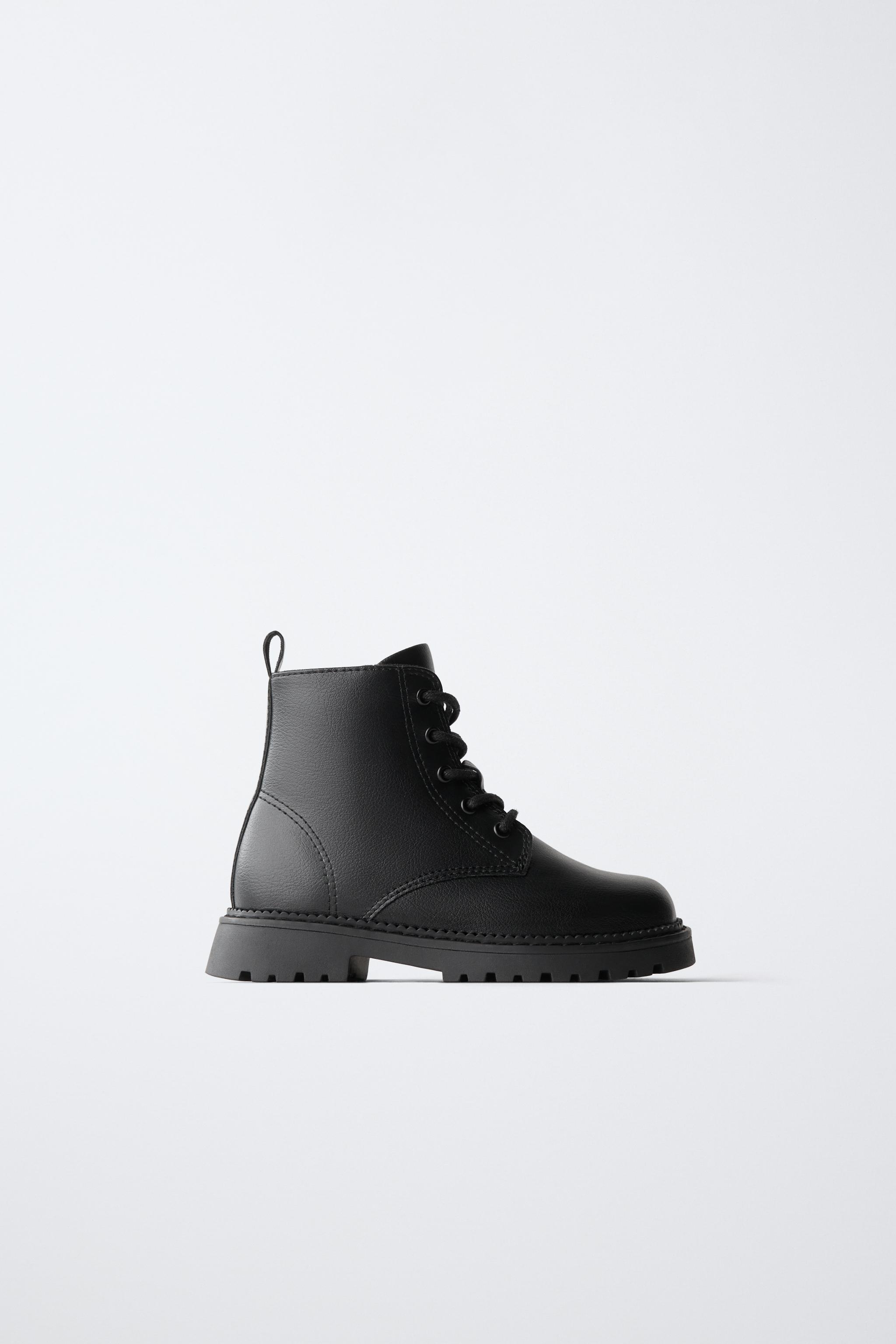 BOTTINES À LACETS