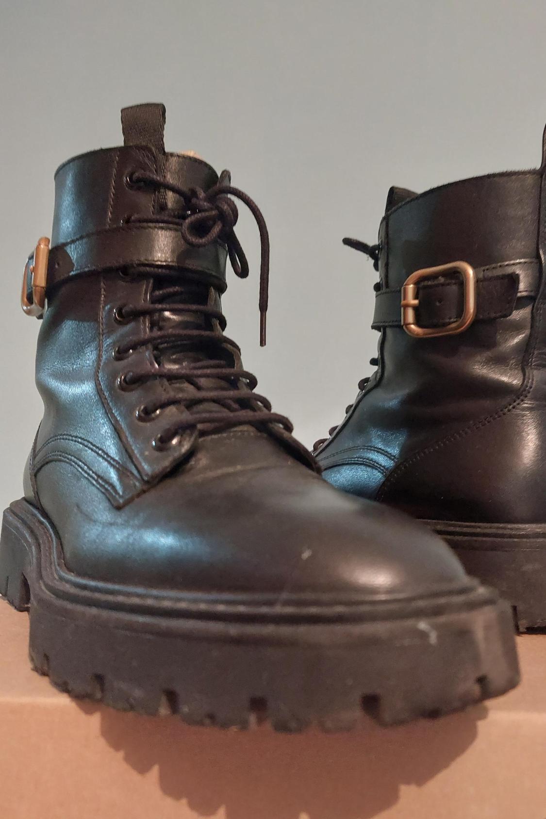 LACE-UP LEATHER BOOTS