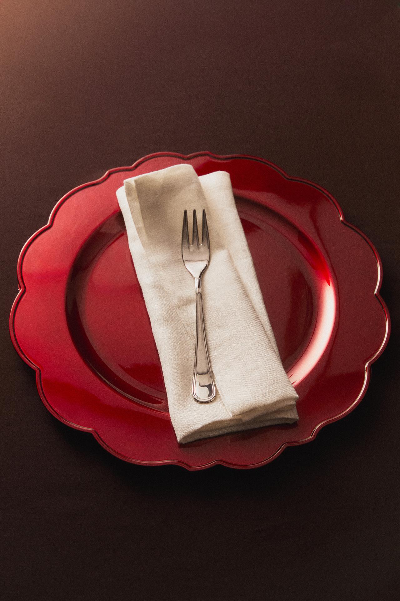 CHRISTMAS SOLID-COLOR WAVY SERVICE PLATE — Red