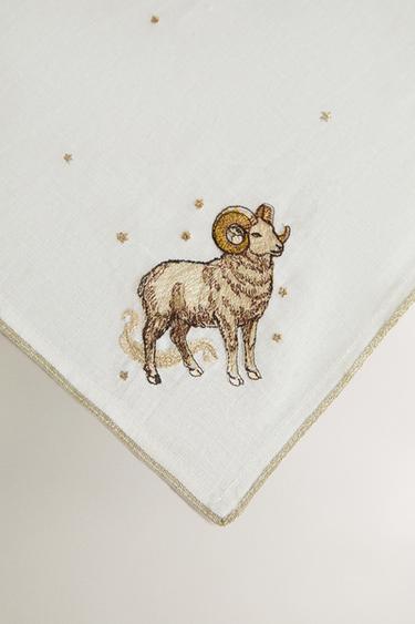 SERVIETTE DE TABLE LIN BRODERIE BÉLIER | MARISA BERENSON - Écru de Zara - Image 2