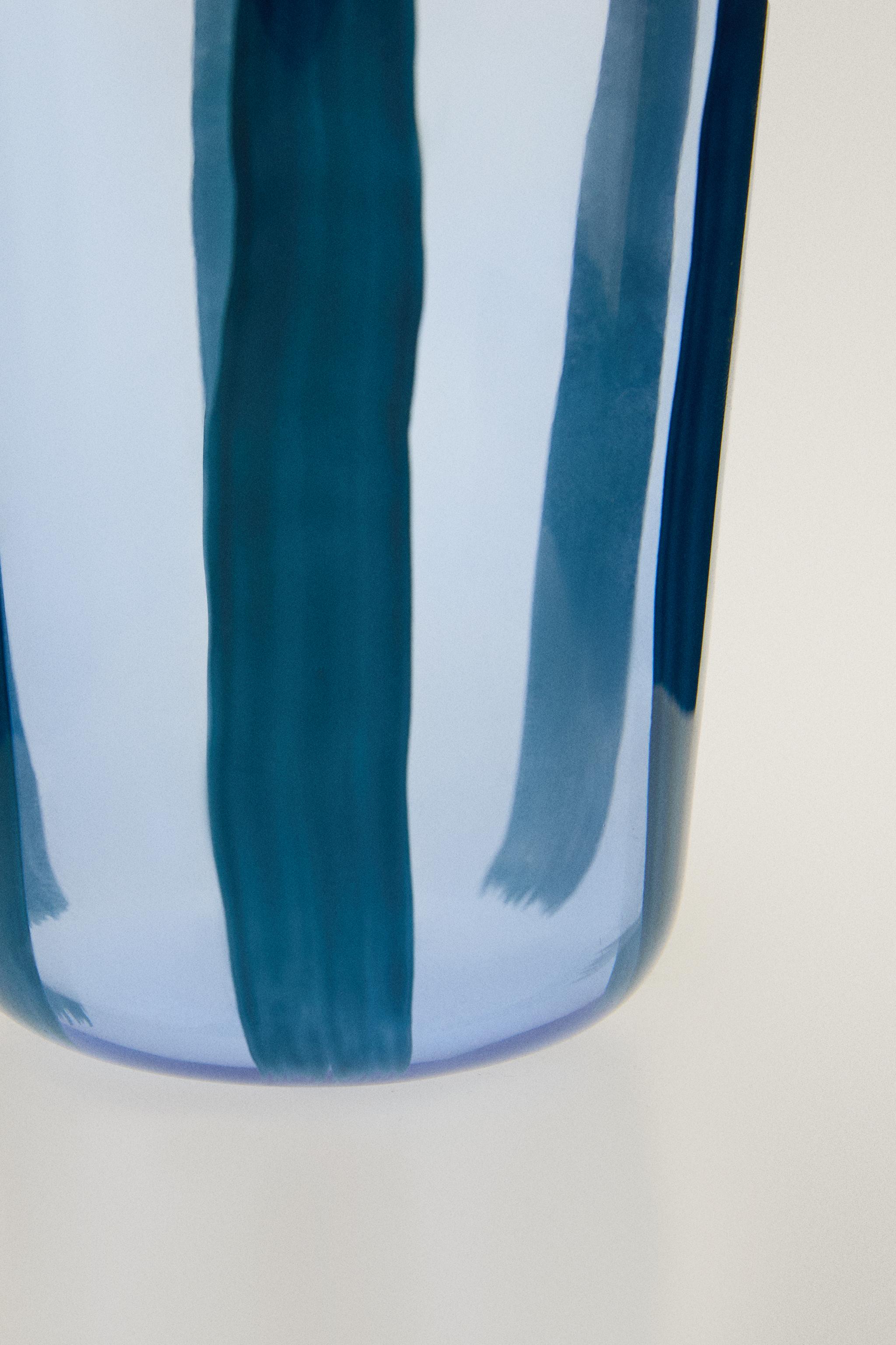 GLASS TUMBLER WITH LINE DESIGN