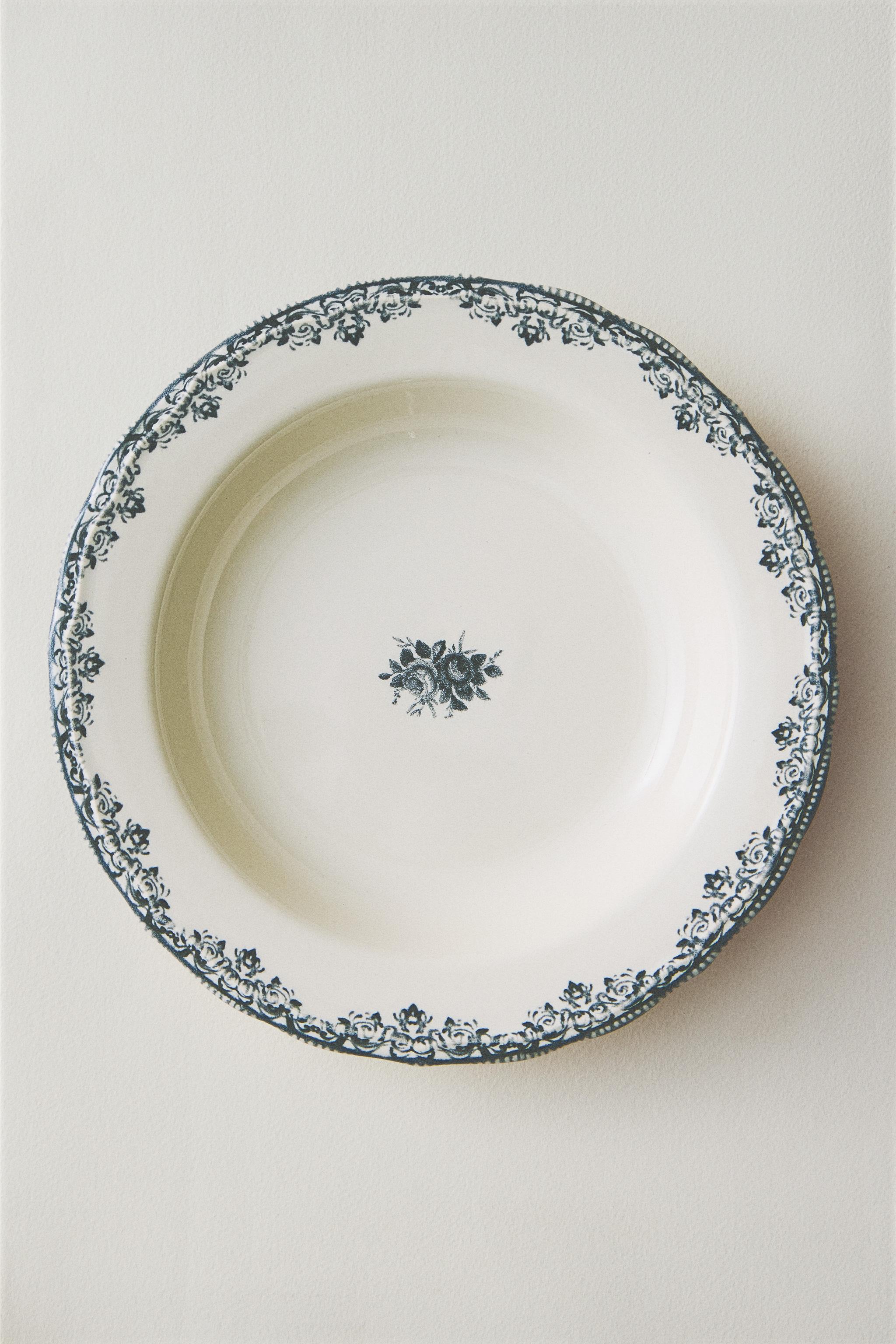 ASSIETTE CREUSE À MOTIF PLACÉ
