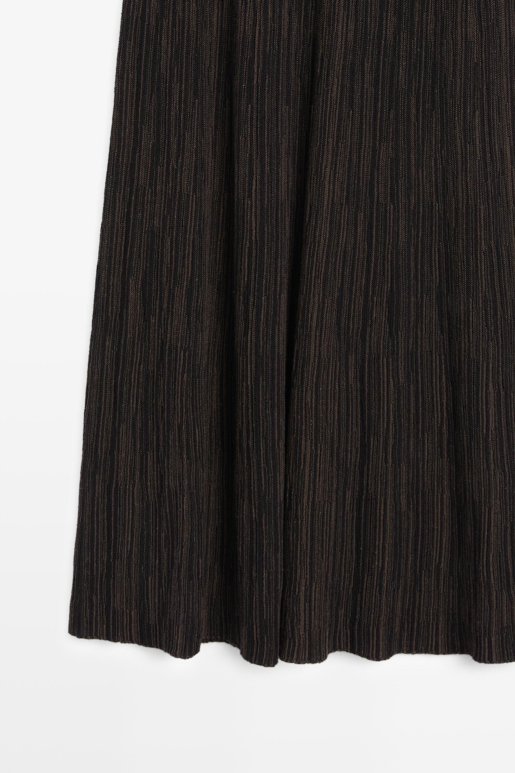 Total look pleated midi skirt with striped detail