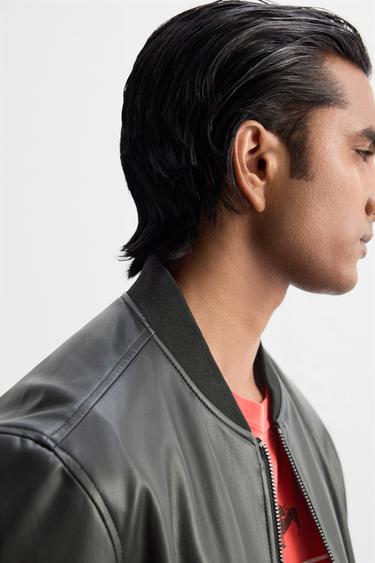 CAZADORA BOMBER EFECTO PIEL - Negro de Zara