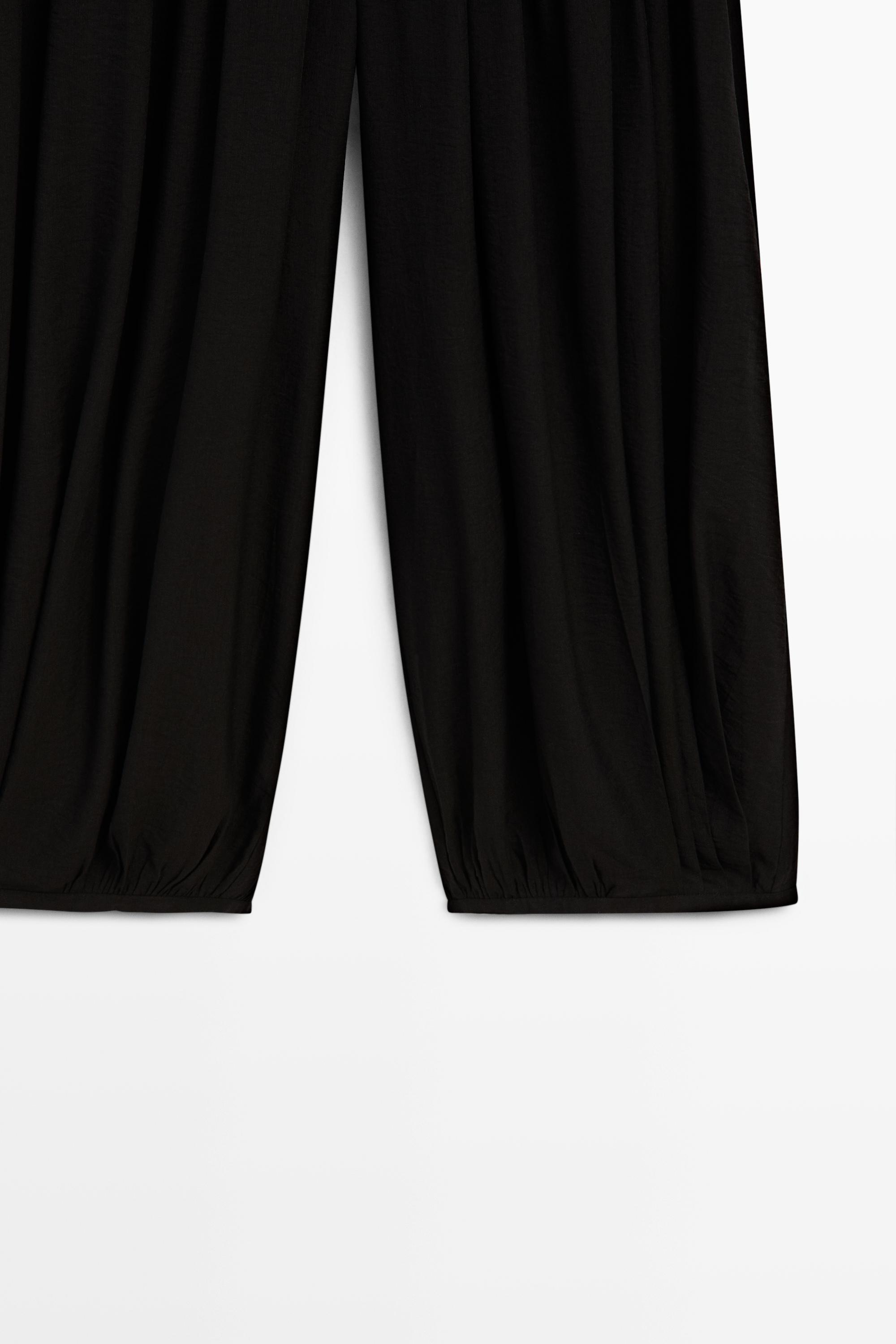 Flowing trousers with contrast detail
