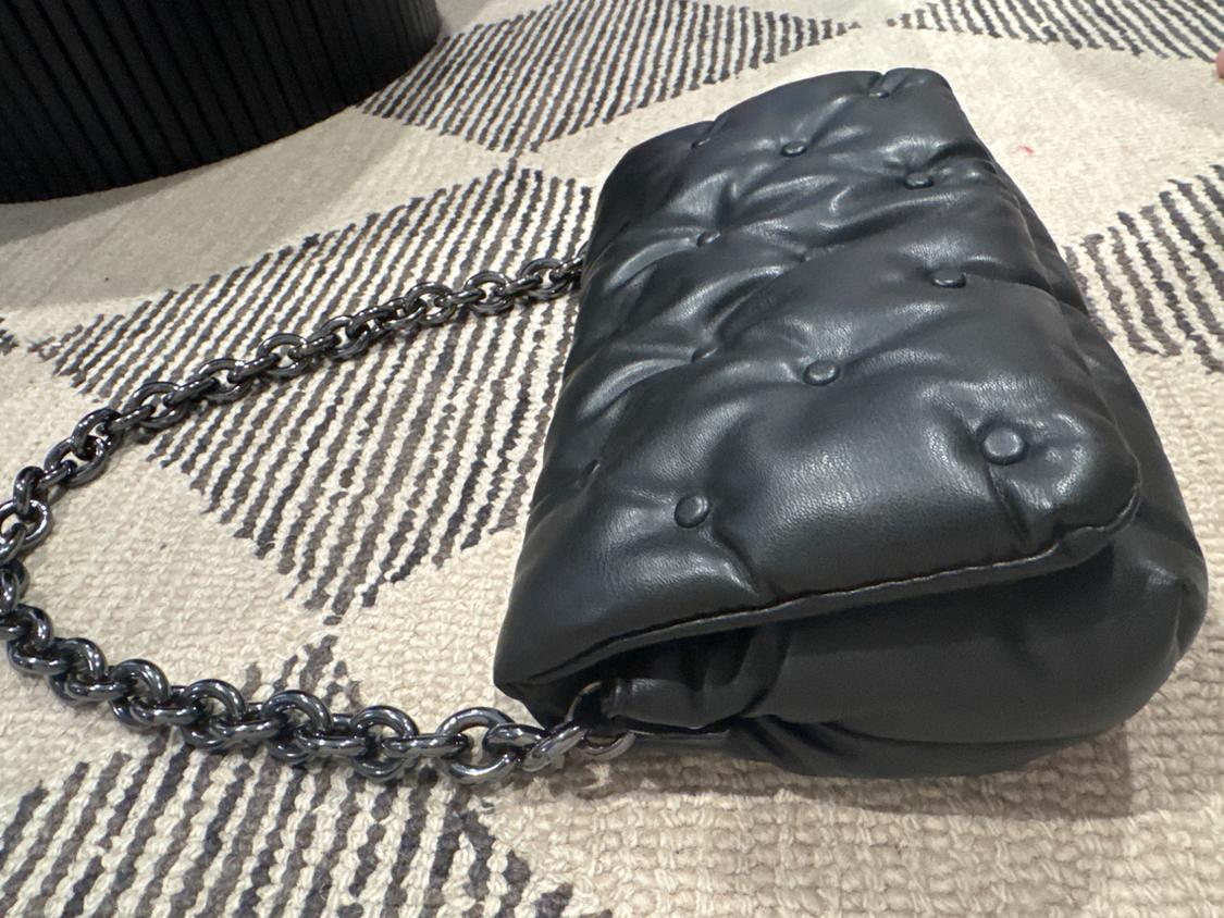 BLACK QUILTED LEATHER BAG WITH SILVER CHAIN - Image 3
