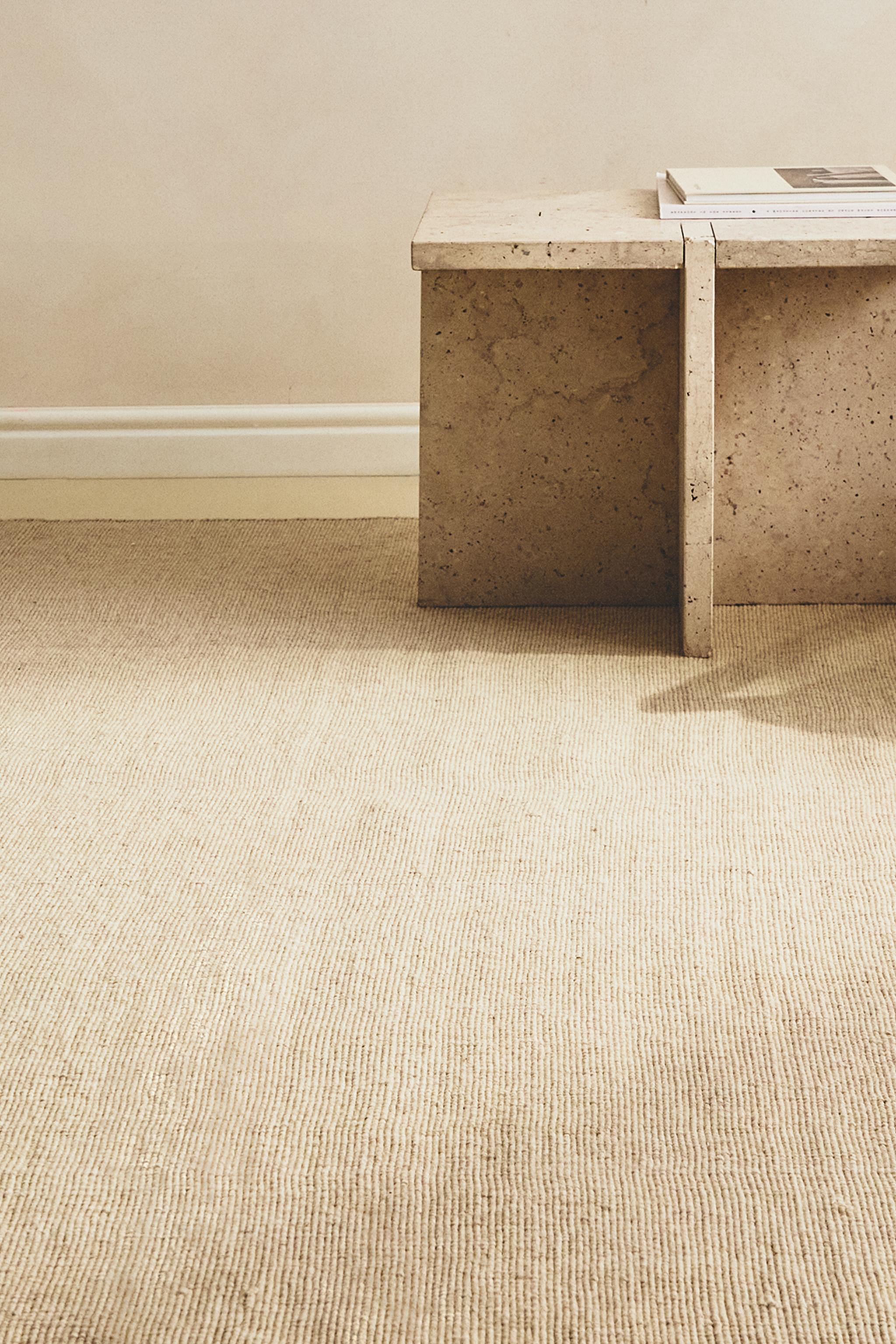 WOOL AREA RUG WITH SCALLOPED LINES