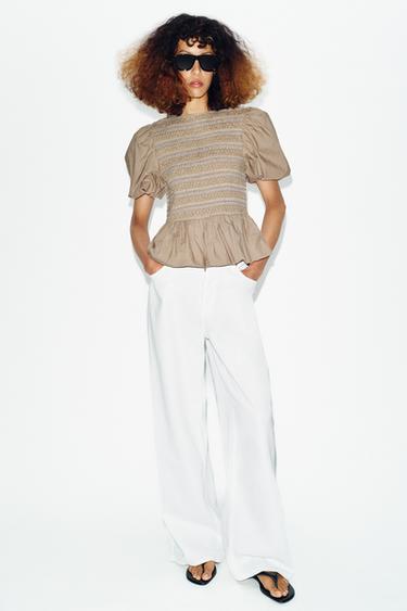 TOP MED BRODERIER OG SMOCKSØM - mørk beige fra Zara