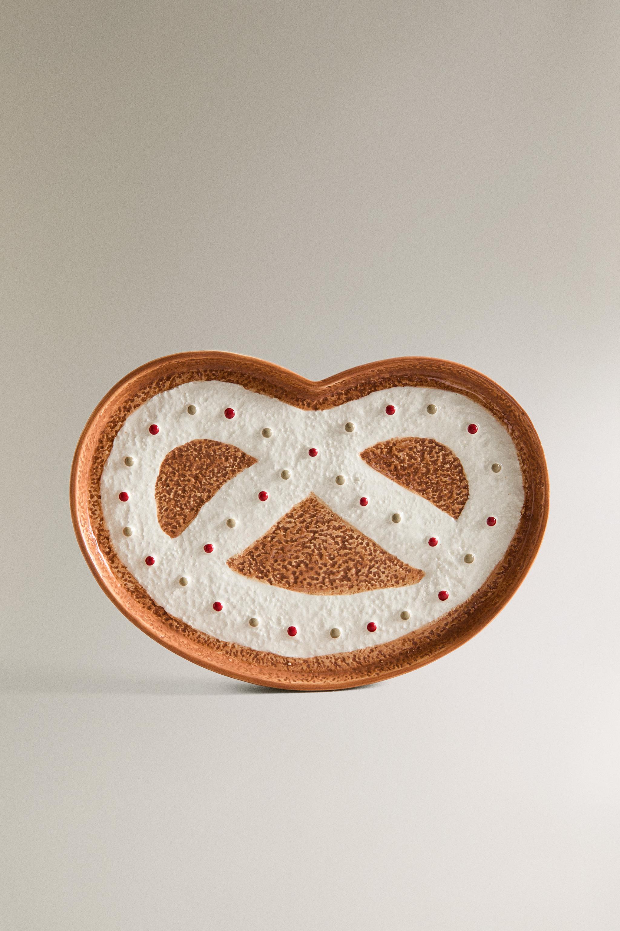 CHILDREN'S STONEWARE PRETZEL CHRISTMAS PLATE